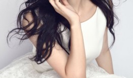 娄艺潇白裙漫步如诗如画 清新写真尽显温婉气质