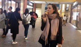 央视主持人章艳时尚写真展现优雅气质与专业风采