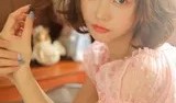 粉樱梦境与蓬松短发的私语暖色调少女私房写真集
