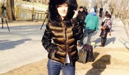 风中的甜笑：羽绒服也藏不住的春日灵动