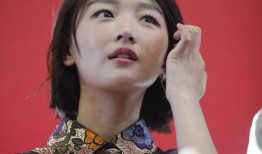 周冬雨花裙灵动撅嘴俏皮演绎多变表情秀