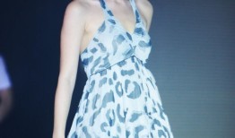 东方明珠朱珠自信演绎多面人生