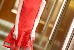 流光溢影中绽放的星光 张纯烨时尚写真尽显优雅风姿