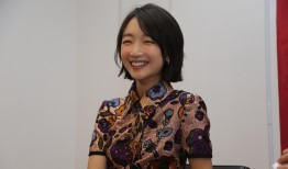 周冬雨花裙灵动撅嘴俏皮演绎多变表情秀