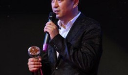 隐忍十年，她终于在张嘉译身后发光