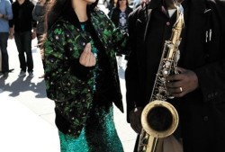 张钧甯光影间演绎多元魅力 复古摩登展露从容气质