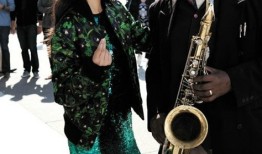 张钧甯光影间演绎多元魅力 复古摩登展露从容气质