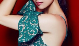 毛俊杰一袭优雅短裙展自信魅力 光影之间诠释多元女性风采