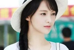 郑爽34岁晒自拍“回春”装小仙女，现实中债台高筑成弃子