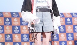 周冬雨光影魅力巴黎时装周秀场灵动风采