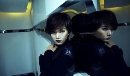 王珞丹红唇凝韵光影间绽放时尚锋姿