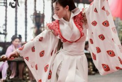 迪丽热巴如画中仙子翩然降临