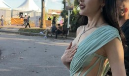 张天爱蓝色斜肩镂空裙时尚解析：优雅与力量的美学融合