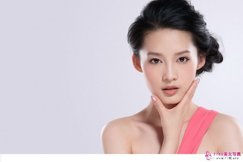 千金李沁嫣然一笑胜星华 李沁倚窗而立,侧颜线条优美,神情恬静仿佛在倾听远方故事