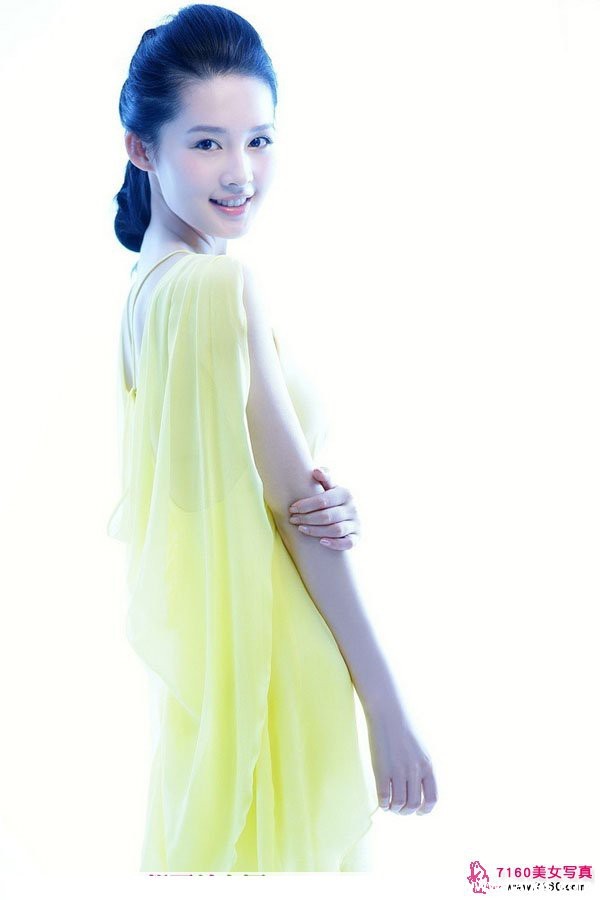 千金李沁嫣然一笑胜星华 李沁凝视镜头眼神清澈,背景虚化更凸显其出众气质