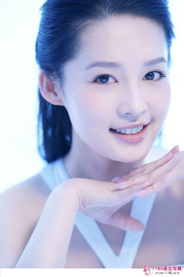 千金李沁嫣然一笑胜星华 李沁回眸一笑百媚生,裙摆微扬定格优雅瞬间