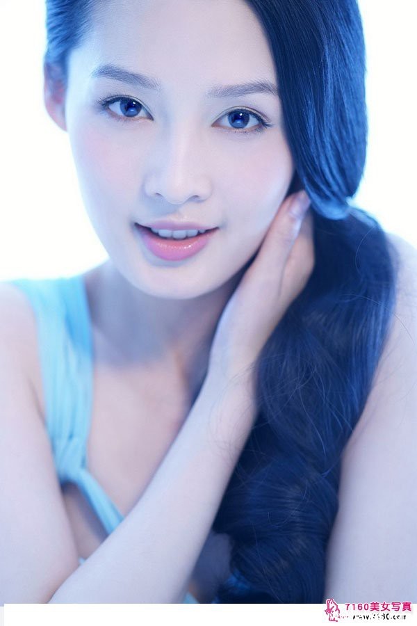 千金李沁嫣然一笑胜星华 李沁绽放明媚笑容,皓齿微露,如夏日清风拂过心田